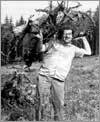 André Thomkins bei der Vorbereitung zur Waldplastik, 1956